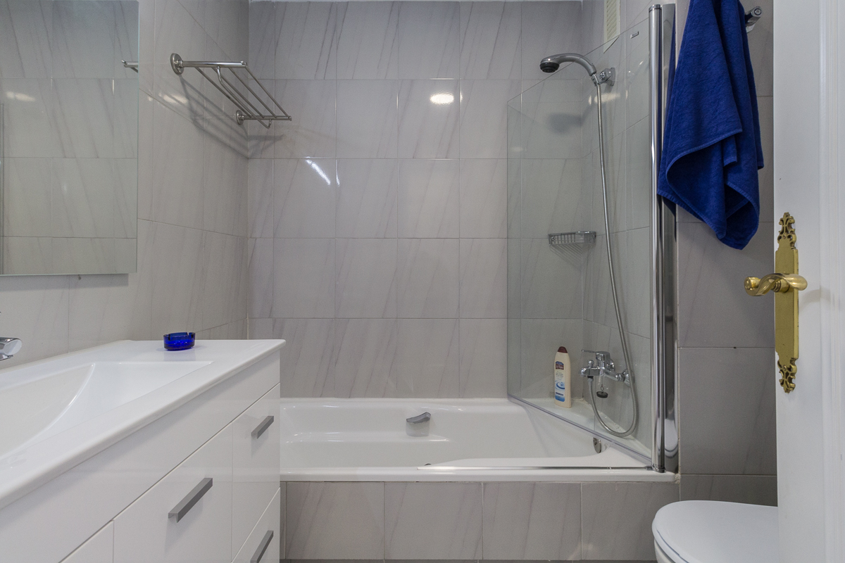 Baño completamente equipado en apartamento Peregrina 66