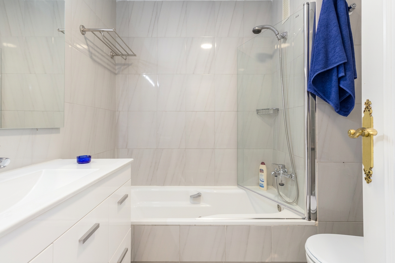 Baño completamente equipado en apartamento Peregrina 66
