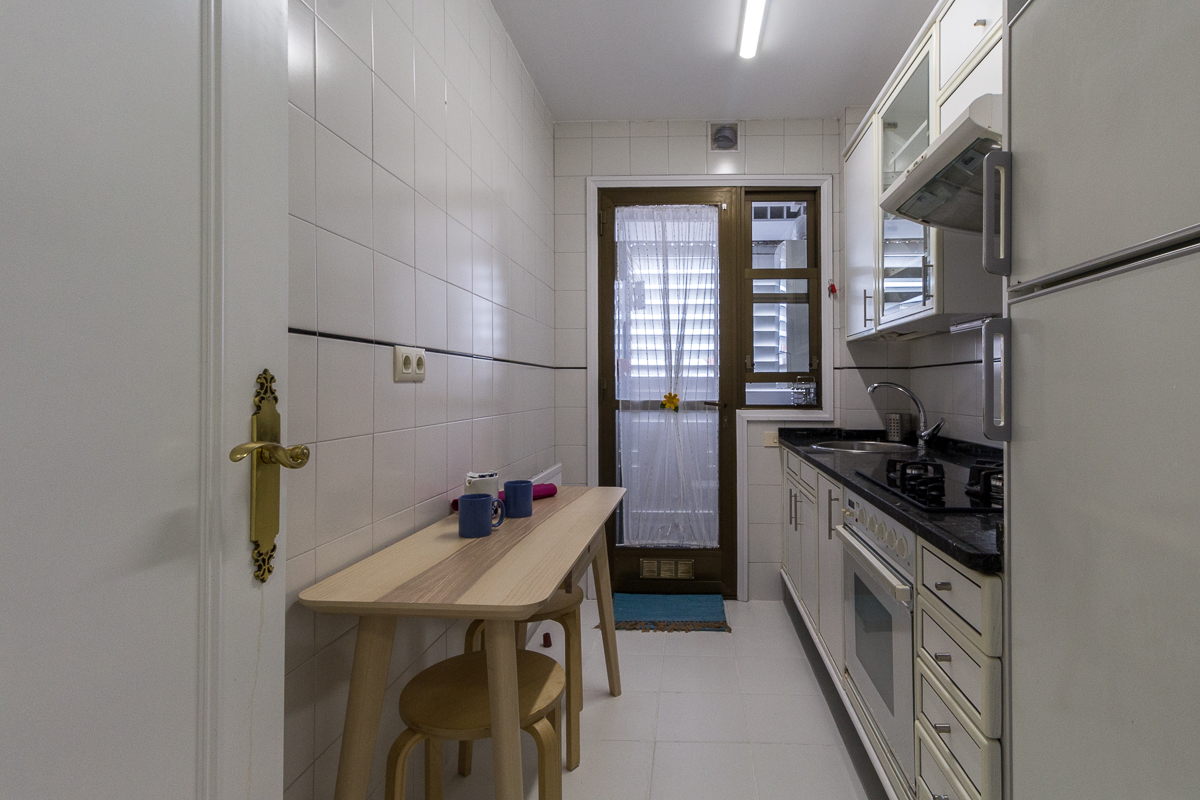 Cocina equipada en apartamento turístico en Pontevedra