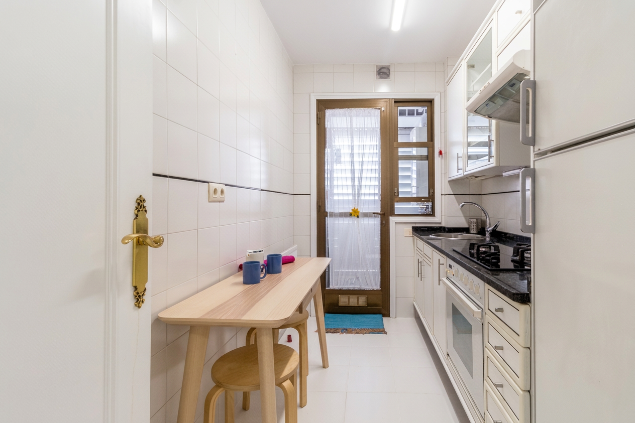 Cocina equipada en apartamento turístico en Pontevedra